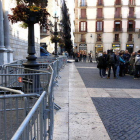 Las vallas de los Mossos impiden el paso de los vehículos hacia el interior del Palau de la Generalitat