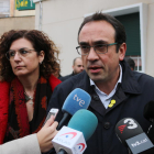 Primer plano del diputado electo de Junts per Catalunya Josep Rull atendiendo los medios en Cambrils.