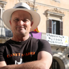 El actor Toni Albà en la plaza de la Villa de Vilanova i la Geltrú, con una pancarta de «Llibertat presos polítics» en el fondo.