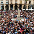 Miles de ciudadanos llenan la plaza de la Vila de Vilanova en recuerdo de la menor asesinada.