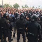 Decenas de Guardias Civiles en las puertas del pabellón ferial de la Ràpita.