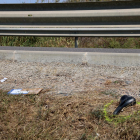 Pla detall d'un seient de les dues bicicletes envestides en un accident mortal a la T-310, entre Montbrió del Camp i Riudoms.