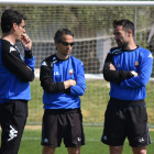 Al centre de la imatge, Xavi Bartolo i, a la dreta de la fotografia, Aritz López Garai, actual primer entrenador del Reus.