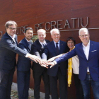 El secretario de Hacienda, Albert Castellano, con el director del Instituto Catalán del Suelo, INCASÒL, Damià Calvet, y los alcaldes de Vila-seca y Salou, después de la junta ordinaria del CRT.