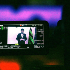 Una càmera de vídeo grava la intervenció del líder de JxCat, Carles Puigdemont, des de Brussel·les en la reunió de treball de la formació a Vilafranca.