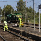 Pla general d'operaris feinejant a l'estació dels Guiamets, on ha descarrilat un tren de mercaderies. Imatge del 5 de juliol de 2018