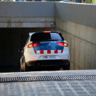 El vehicle dels Mossos d'Esquadra que trasllada el detingut pel crim de la menor de Vilanova entrant a l'edifici dels jutjats.
