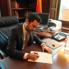 El president del Parlament, Roger Torrent, firmant la proposta de Carles Puigdemont com a candidat.