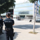 Agents de la policia espanyola, el 12 de juny del 2016 davant de la seu del CTTI.