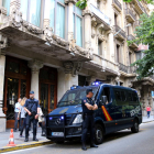 Una furgoneta de la policia espanyola davant la seu del Departament d'Economia just després d'acabar el registre.