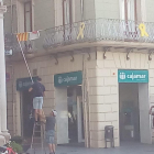 Imagen de los individuos sacando la pancarta sobre los presos políticos del Ayuntamiento de Reus.