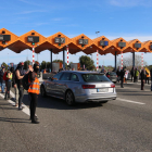Pla obert de l'acció del CDR al peatge del Vendrell, amb diversos participants obrint pas als cotxes. Imatge de l'1 d'abril de 2018