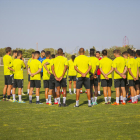 Los 33 futbolistas que se ejercitaron a las órdenes de Gordillo, siguiendo atentamente las instrucciones de su entrenador en Salou.