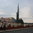 Una parella es fotografia davant del monument franquista de Tortosa.