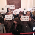 Activistas fuera de la sala de plenos del Ayuntamiento de Tarragona.