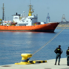 Imagen de archivo del barco Aquarius llegando al puerto de Valencia.