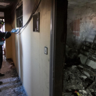El interior del piso de la vivienda incendiada en Reus, con técnicos revisándolo.
