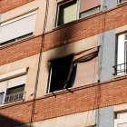 Primer pla de la finestra del pis afectat per l'incendi a Reus, aquest 29 de gener de 2018.