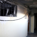 Detall de la finestra que dóna a l'interior del pis afectat per l'incendi a Reus.