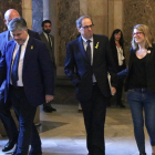 El candidat a la presidència Quim Torra (JxCat) flanquejat pels diputats Elsa Artadi, Albert Batet i Eduard Pujol als passadissos del Parlament.