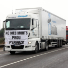 Un camió amb el cartell 'No més morts. Prou Peatges' durant una marxa lenta a l'N-340 al Vendrell.