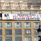 Pancarta contra el Rey colgada en la plaza de Catalunya.
