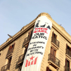 Una pancarta despenjada al Pla de l'Ós, davant el mosaic de Miró de la Rambla, resa: «Les seves guerres, els nostres morts. Catalunya en solidaritat amb les víctimes».