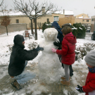 Infants fent un ninot de neu a l'Espluga de Francolí.