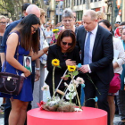 Familiares de las víctimas de los atentados del 17-A haciendo la ofrenda floral en el mosaico de Joan Miró de la Rambla de Barcelona.