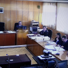 Imagen de la sala de vistas donde se hace el juicio contra el acusado de matar a dos hombres en Bot, Oleg Makrusin, sentado en la parte inferior derecha.