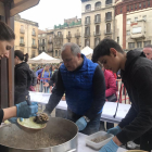 Los asistentes han podido probar platos de habas por 2€