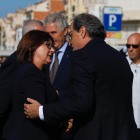 El president de la Generalitat, Quim Torra, saluda l'alcaldesa de Cambrils, Camí Mendoza, durant l'acte d'homenatge a les víctimes dels atemptats.