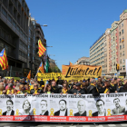 Pla general d'una de les pancartes exhibides a la manifestació de Democràcia i Convivència