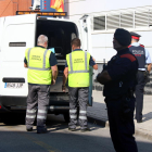 Los servicios judiciales llevándose el cadáver del hombre que ha atacado la comisaría de los Mossos de Cornellà.