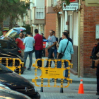 Final del cacheo de los Mossos en el domicilio donde vivía el atacante en la comisaría de Cornellà de Llobregat.