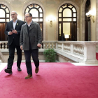 El diputat de Junts per Catalunya, Jordi Turull, amb el portaveu del grup parlamentari, Eduard Pujol), a les escales del Parlament.