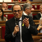 El president de la Generalitat, Quim Torra, gesticula durant la sessió de control al Parlament.