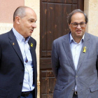 Plano medio del presidente de la Generalitat, Quim Torra, con el alcalde del Catllar, Joan Morlà, antes de visitar el Ayuntamiento.