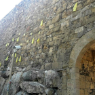 Imagen de los lazos amarillos colocados en la Muralla de Tarragona.