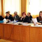 Los cuatro acusados sentados en el banquillo -con sus abogados-, en el juicio por|para un caso de corrupción urbanística en Querol.