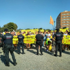 Manifestantes convocados por los CDR de Tarragona delante de un cordón policial al parking del Nou Estadi.