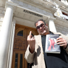 Santamaria, en las puertas del Ayuntamiento donde fue concejal entre los años 2007 y 2011, con su libro.