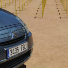 Imatge del cotxe que ha envestit part de les creus grogues a la plaça Major de Vic.