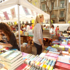 Imagen de archivo de la parada de la librería La Capona por Sant Jordi el 2015.