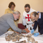 Imatge dels investigadors en el moment de l'exhumació de les restes òssies de Guillem de Torroja.