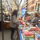 La Rambla Nova, llena de paradas|puestos de rosas y libros por Sant Jordi.