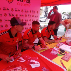 Maikel Mesa, Xavi Molina i Álvaro Vázquez han firmat autògrafs a la Rambla Nova de Tarragona.
