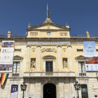 L'Ajuntament de Tarragona amb la bandera LGTBI penjada a la façana.