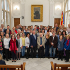 Fotografía de familia de los autores locales y los concejales en el Salón de Plenos del Ayuntamiento.
