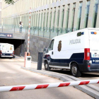 Pla mitjà des de darrere de dues furgonetes de la policia espanyola entrant al parking subterrani de la Ciutat de la Justícia, el 25-5-18.